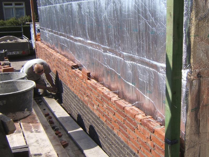 Montage van ISO Alu-Air isolatiefolie als muurisolatie in spouwmuur.